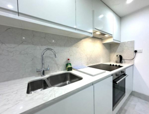 The Kings Palace 2 - Three Bedroom Apartment Central London by Wild